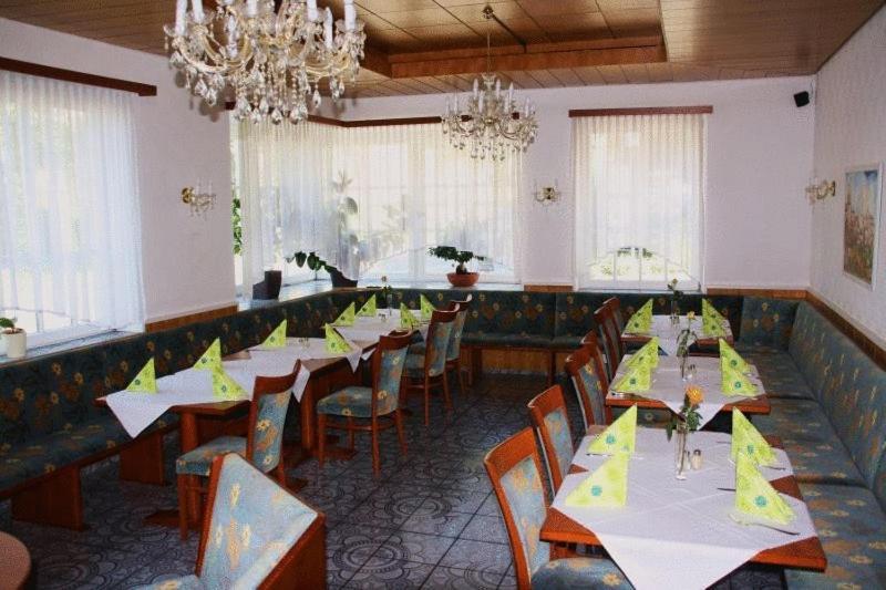 Hotel Schillerplatz Эринген Экстерьер фото